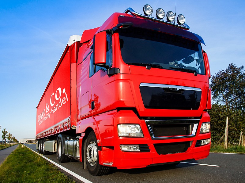 LKW der Spedition Riker & Co.